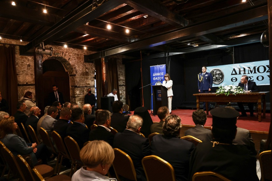 Με το πλοίο της γραμμής στη Θάσο η Κατερίνα Σακελλαροπούλου - Ανακηρύχθηκε επίτιμη δημότης