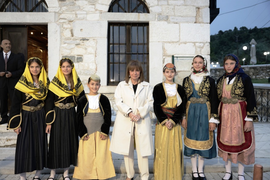 Με το πλοίο της γραμμής στη Θάσο η Κατερίνα Σακελλαροπούλου - Ανακηρύχθηκε επίτιμη δημότης