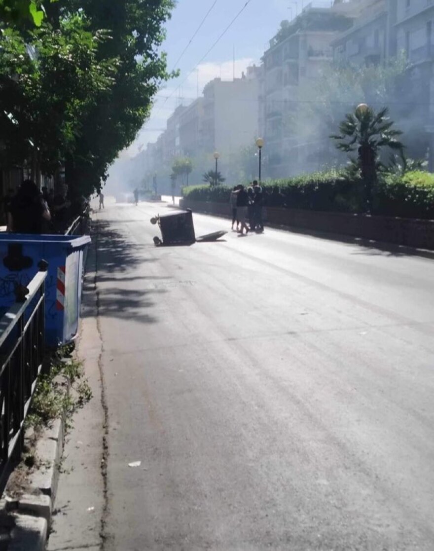 Ομάδα ατόμων έβαλε φωτιά σε κάδους έξω από το Οικονομικό Πανεπιστήμιο - Άνοιξε η Πατησίων