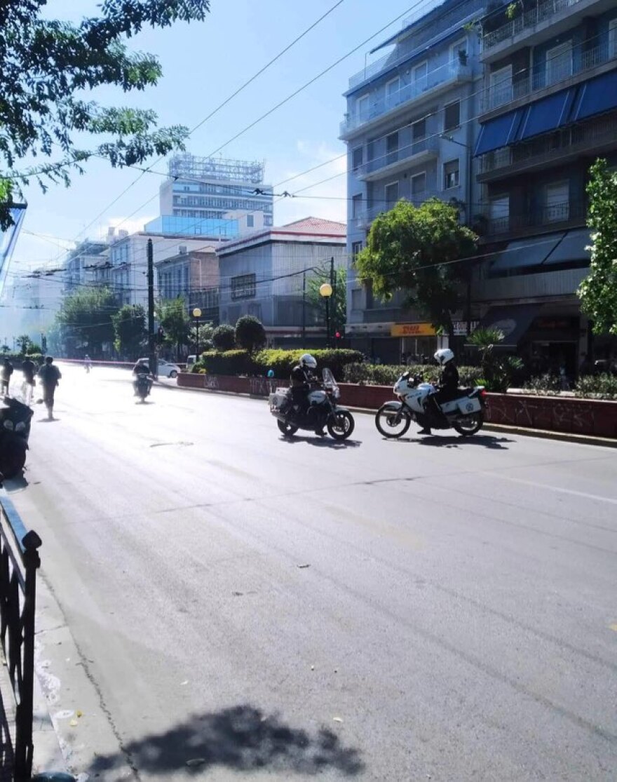 Ομάδα ατόμων έβαλε φωτιά σε κάδους έξω από το Οικονομικό Πανεπιστήμιο - Άνοιξε η Πατησίων