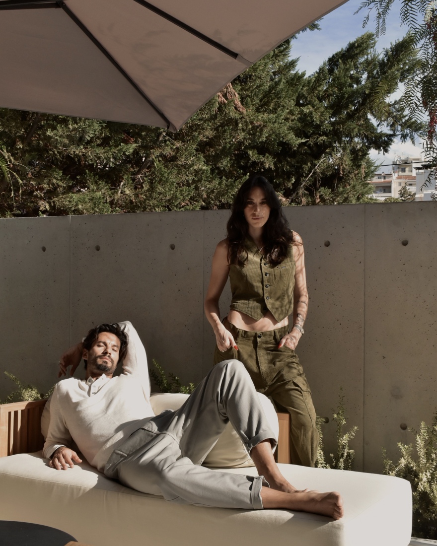 Ο Γιώργος Καράβας και η Ραφαέλα Ψαρρού μας υποδέχονται στο σπίτι τους