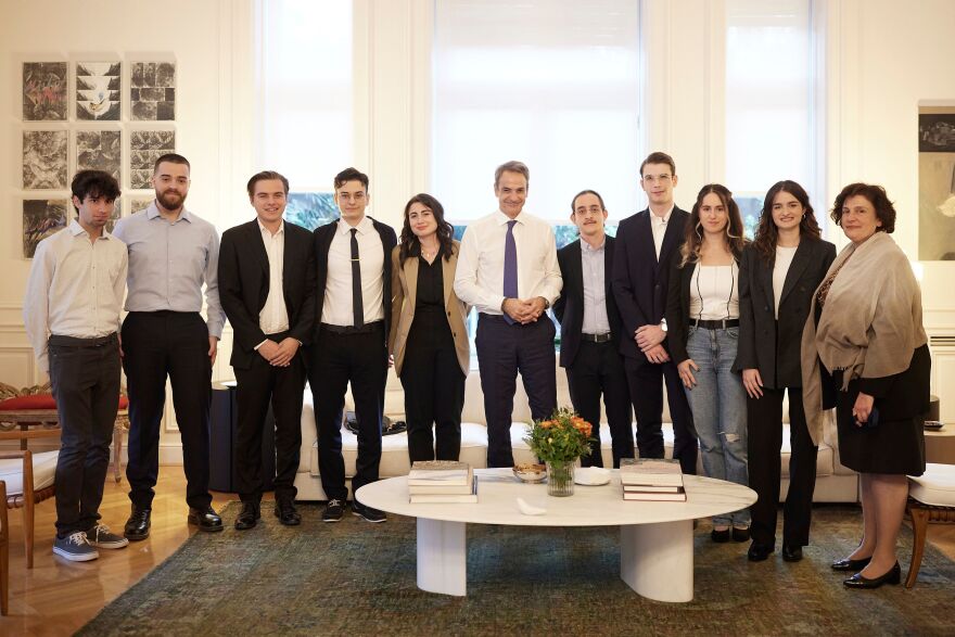 Κυριάκος Μητσοτάκης: Υποδέχτηκε στο Μαξίμου τους φοιτητές που φέρνουν την «επανάσταση» στη διάγνωση του Πάρκινσον