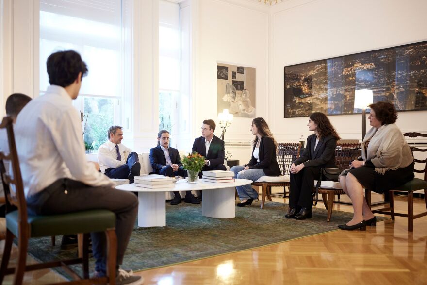 Κυριάκος Μητσοτάκης: Υποδέχτηκε στο Μαξίμου τους φοιτητές που φέρνουν την «επανάσταση» στη διάγνωση του Πάρκινσον