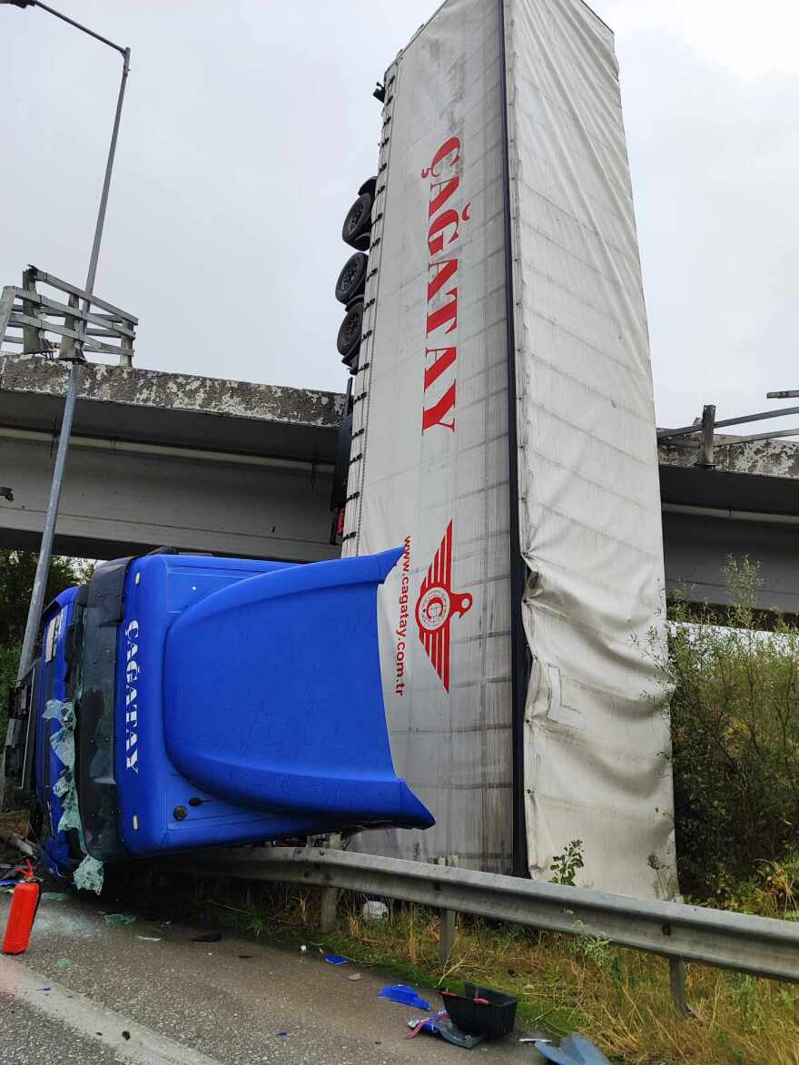 Θεσσαλονίκη: Φορτηγό έπεσε από γέφυρα - Σοκαριστικό βίντεο