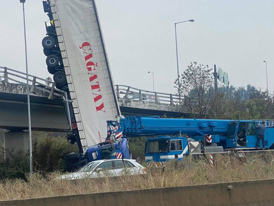 Θεσσαλονίκη: Φορτηγό έπεσε από γέφυρα - Σοκαριστικό βίντεο