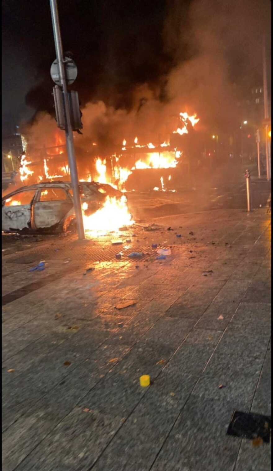 Δουβλίνο: Νύχτα τρόμου με άγρια επεισόδια μετά την επίθεση Αλγερινού με μαχαίρι σε σχολείο - Δείτε βιντεο