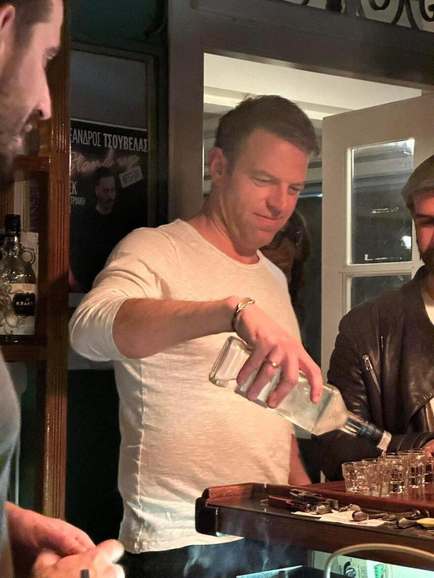 Βροχή αποχωρήσεων στον ΣΥΡΙΖΑ και ο Κασσελάκης φτιάχνει σφηνάκια στις Σπέτσες 