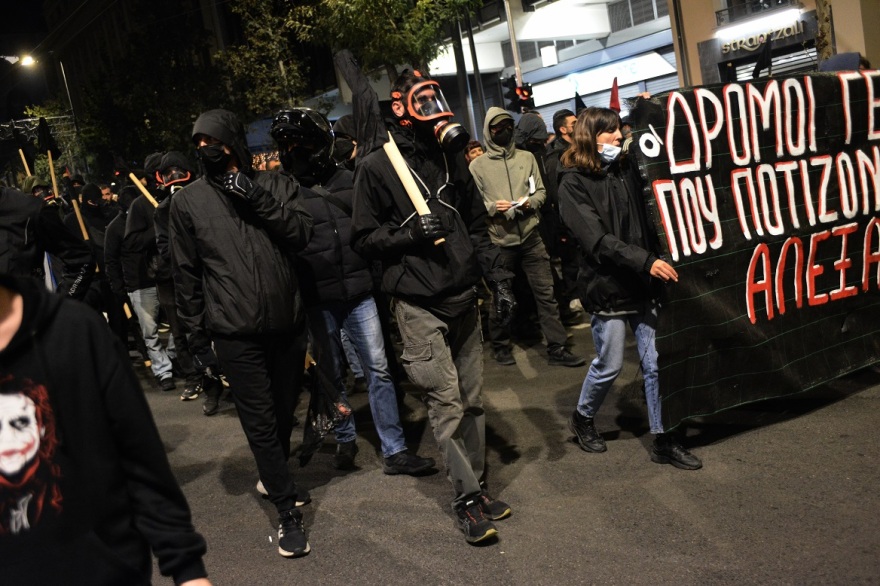 Επέτειος Γρηγορόπουλου: Επεισόδια μετά τις πορείες σε Αθήνα και Θεσσαλονίκη - Οδομαχίες στα Εξάρχεια