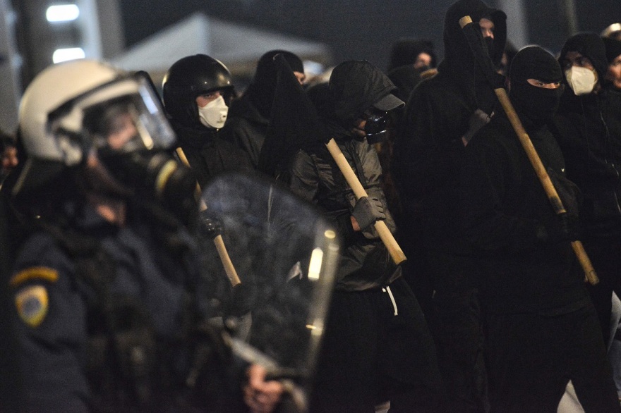 Επέτειος Γρηγορόπουλου: Επεισόδια μετά τις πορείες σε Αθήνα και Θεσσαλονίκη - Οδομαχίες στα Εξάρχεια