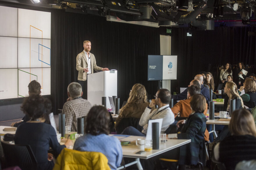 Πώς η τεχνητή νοημοσύνη μετασχηματίζει τα media - Το πρόγραμμα AI Design Sprint των FT και Google