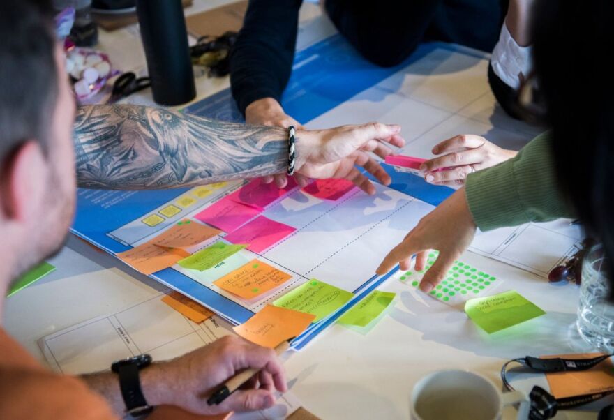 Πώς η τεχνητή νοημοσύνη μετασχηματίζει τα media - Το πρόγραμμα AI Design Sprint των FT και Google