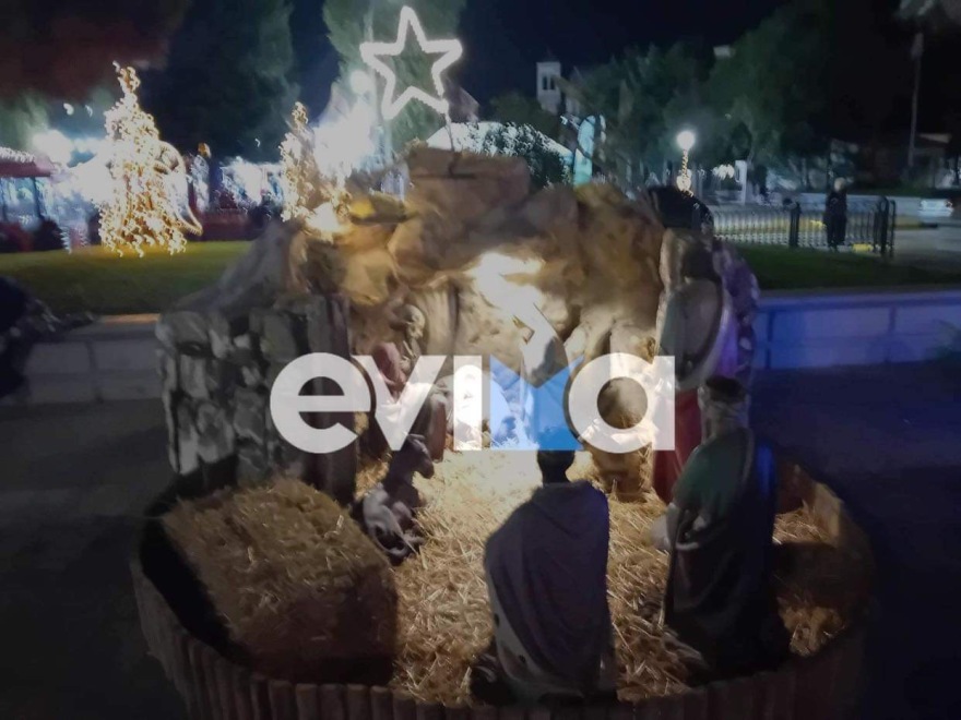 Χριστούγεννα 2023: Άναψαν τα υδάτινα δέντρα στη Χαλκίδα - Δείτε βίντεο και φωτογραφίες