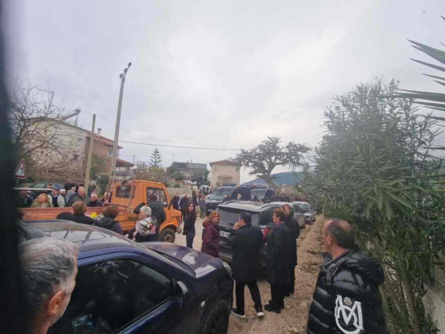 Φρέντι Μπελέρης: Οι Αλβανοί τον πήγαν «σηκωτό» στην ταφή της γιαγιάς του - Πατούσαν πάνω στα μνήματα