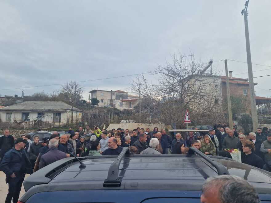 Φρέντι Μπελέρης: Οι Αλβανοί τον πήγαν «σηκωτό» στην ταφή της γιαγιάς του - Πατούσαν πάνω στα μνήματα