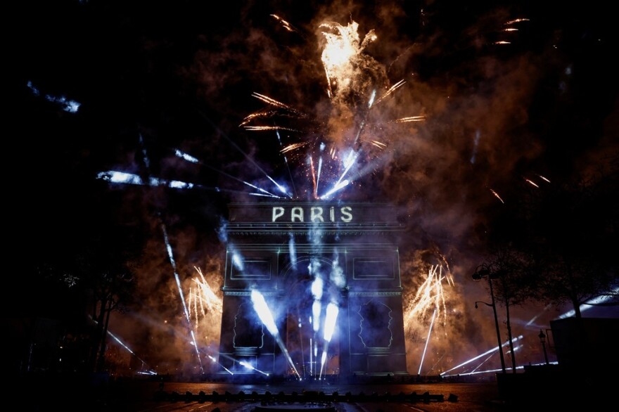 Το Ηνωμένο Βασίλειο υποδέχτηκε το 2024 με φαντασμαγορικά πυροτεχνήματα -Δείτε βίντεο και φωτογραφίες