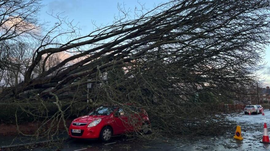Βρετανία: Η καταιγίδα «Χενκ» παραλύει τη χώρα - Ένας νεκρός, ακυρώσεις στα τρένα, νοικοκυριά χωρίς ρεύμα