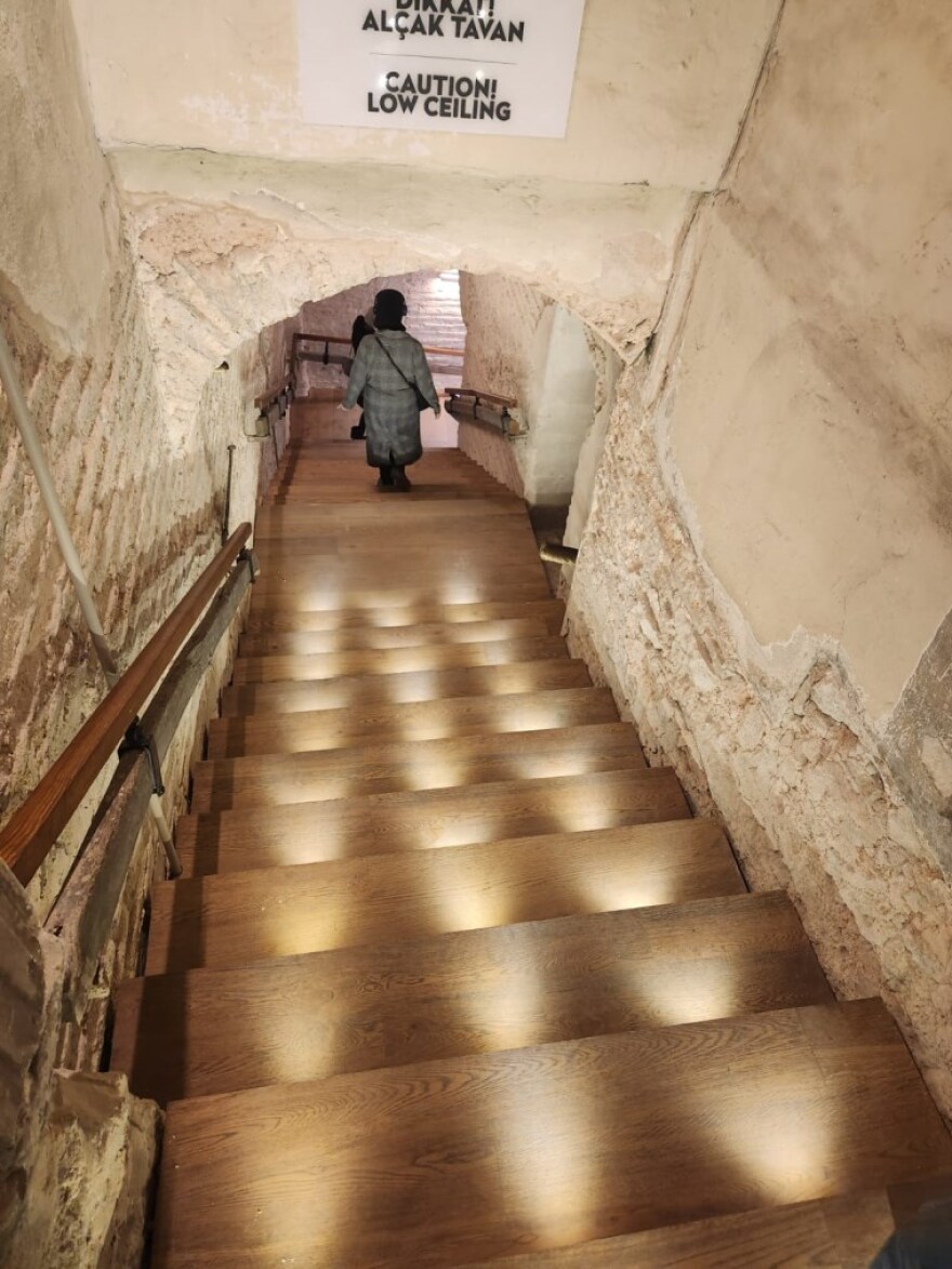 Αγία Σοφία: «Έστρωσαν με παρκέ τα ιστορικά σκαλιά», γράφει η Cumhuriyet