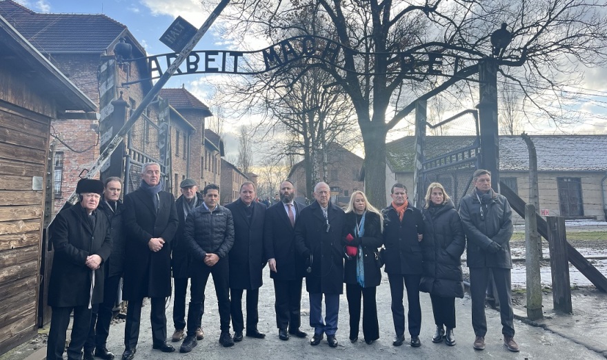 Στεφάνι στο Μνημείο του Ολοκαυτώματος στο Άουσβιτς κατέθεσε ο Γιώργος Παπανδρέου - Δείτε φωτογραφίες