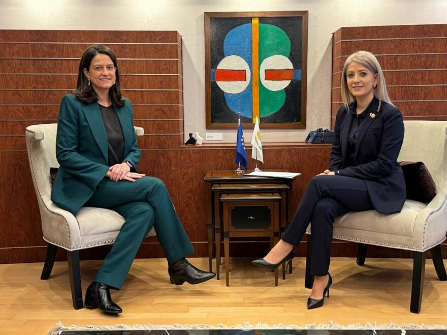 Στην Κύπρο η Κεραμέως: Ενημέρωσε Έλληνες εκλογείς για την επιστολική ψήφο