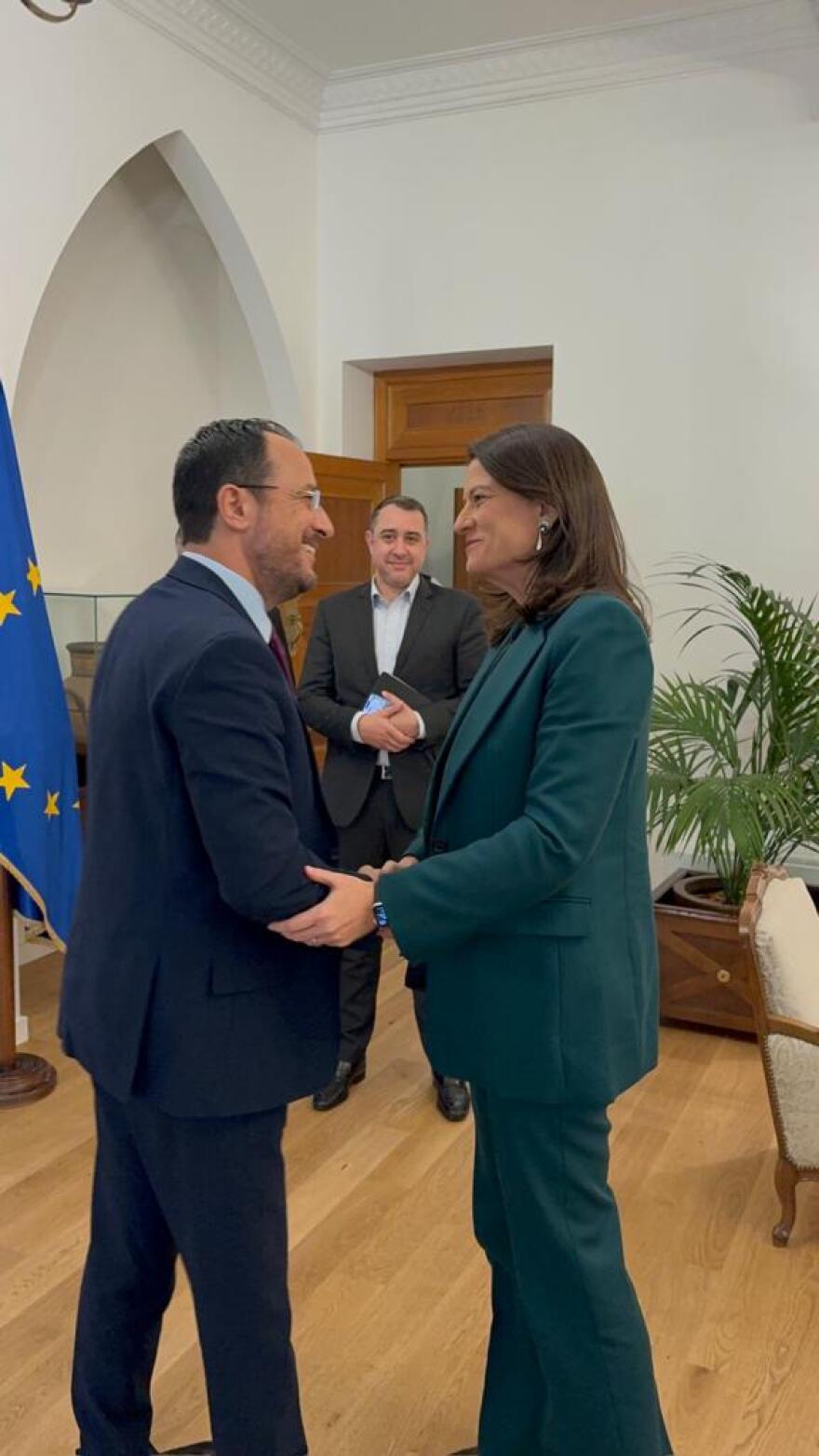 Στην Κύπρο η Κεραμέως: Ενημέρωσε Έλληνες εκλογείς για την επιστολική ψήφο