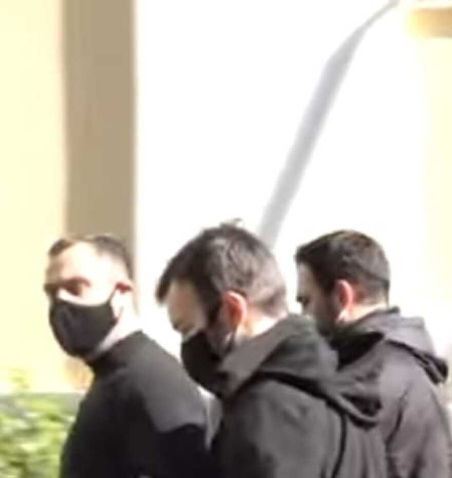 Ποιος είναι ο «Τάκης ο Αλβανός», φίλος του Ριζάι, που συνελήφθη - Η έκρηξη Smart με έναν νεκρό και οι πυροβολισμοί στη Γλυφάδα