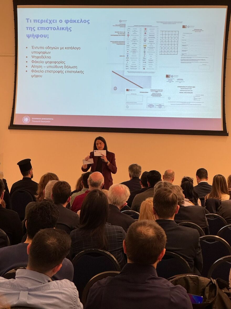 Η Κεραμέως ενημέρωσε Έλληνες εκλογείς της Μεγάλης Βρετανίας για την επιστολική ψήφο