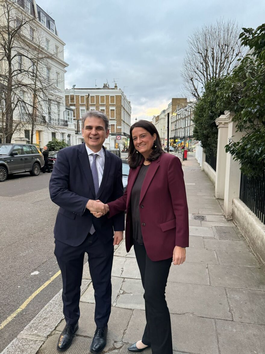 Η Κεραμέως ενημέρωσε Έλληνες εκλογείς της Μεγάλης Βρετανίας για την επιστολική ψήφο