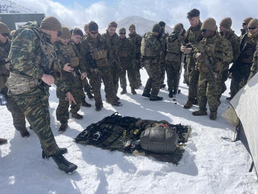 Εντυπωσιακή άσκηση Ελλήνων και Αμερικανών πεζοναυτών στα χιόνια της Πιερίας - Δείτε φωτογραφίες