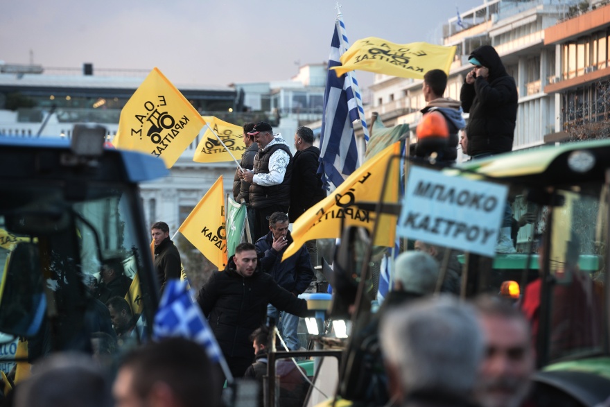 «Μπλόκο» στο Σύνταγμα: Καρέ καρέ το συλλαλητήριο των αγροτών μέσα από βίντεο και φωτογραφίες