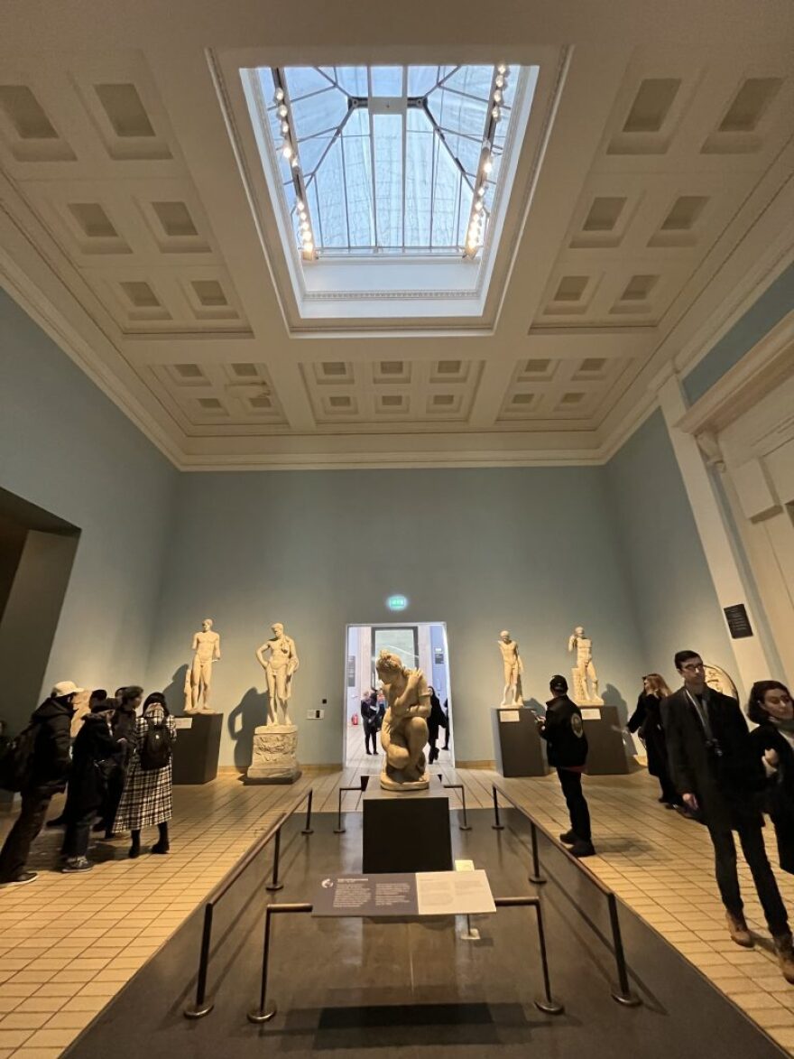 Νέος συναγερμός για το Βρετανικό Μουσείο - Προστατεύουν αγάλματα με σεντόνια σε αίθουσες χωρίς οροφή