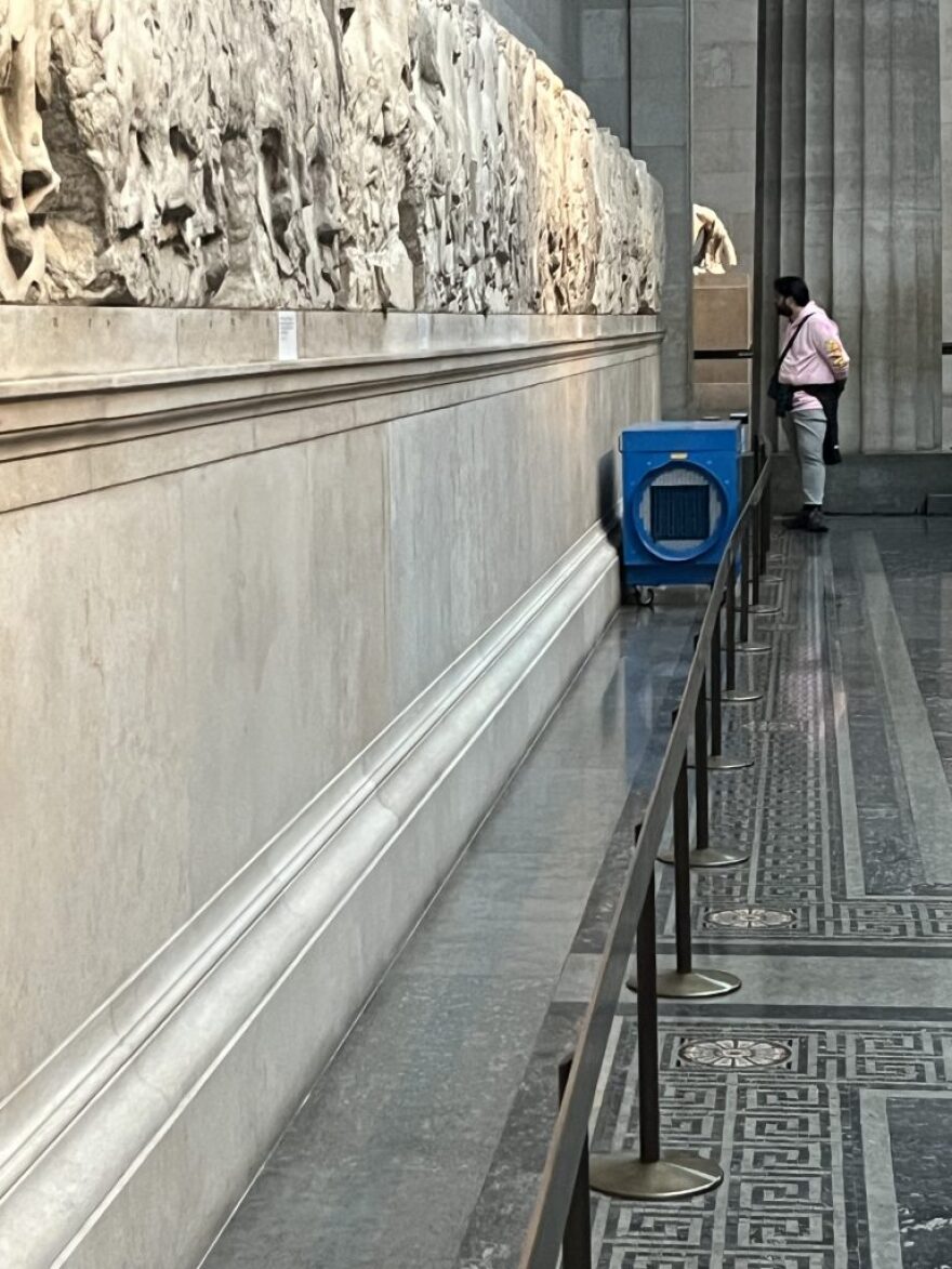 Νέος συναγερμός για το Βρετανικό Μουσείο - Προστατεύουν αγάλματα με σεντόνια σε αίθουσες χωρίς οροφή