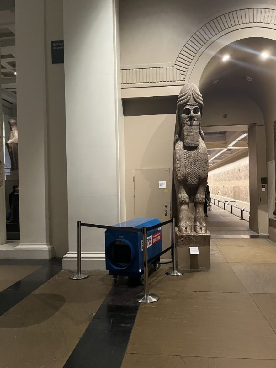 Νέος συναγερμός για το Βρετανικό Μουσείο - Προστατεύουν αγάλματα με σεντόνια σε αίθουσες χωρίς οροφή