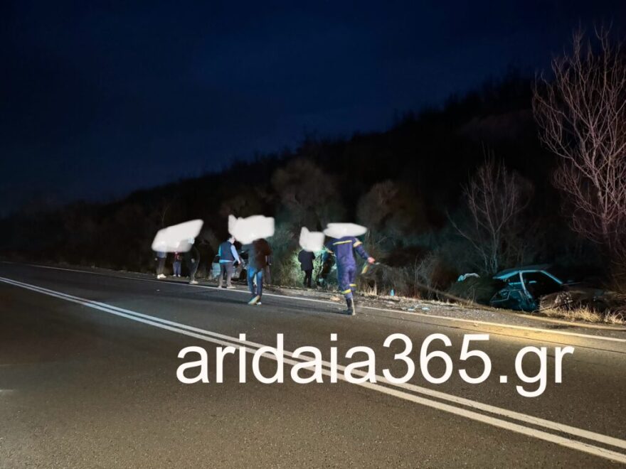 Πέλλα: Τροχαίο με τρεις τραυματίες - Αυτοκίνητο κόπηκε στα δύο, φωτογραφίες 