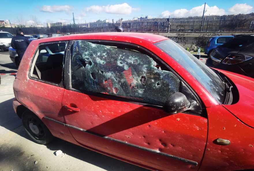 Βομβαρδισμένο τοπίο η περιοχή γύρω από το βενζινάδικο στον Πειραιά μετά τη βομβιστική επίθεση - Δείτε βίντεο