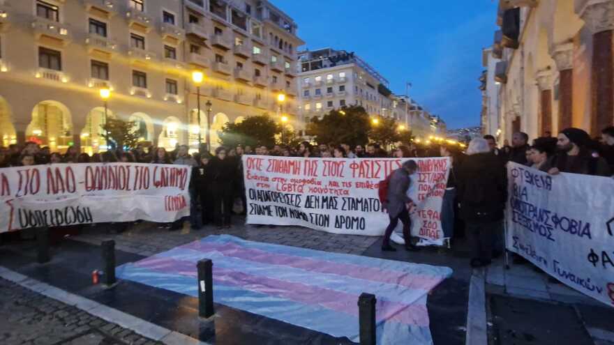 Συγκεντρώσεις στην Αριστοτέλους παρά την απαγόρευση - Η  ΕΛΑΣ απώθησε διαδηλωτές έξω από το Ολύμπιον για τα «Αδέσποτα Κορμιά»