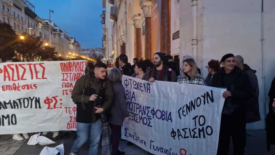 Συγκεντρώσεις στην Αριστοτέλους παρά την απαγόρευση - Η  ΕΛΑΣ απώθησε διαδηλωτές έξω από το Ολύμπιον για τα «Αδέσποτα Κορμιά»