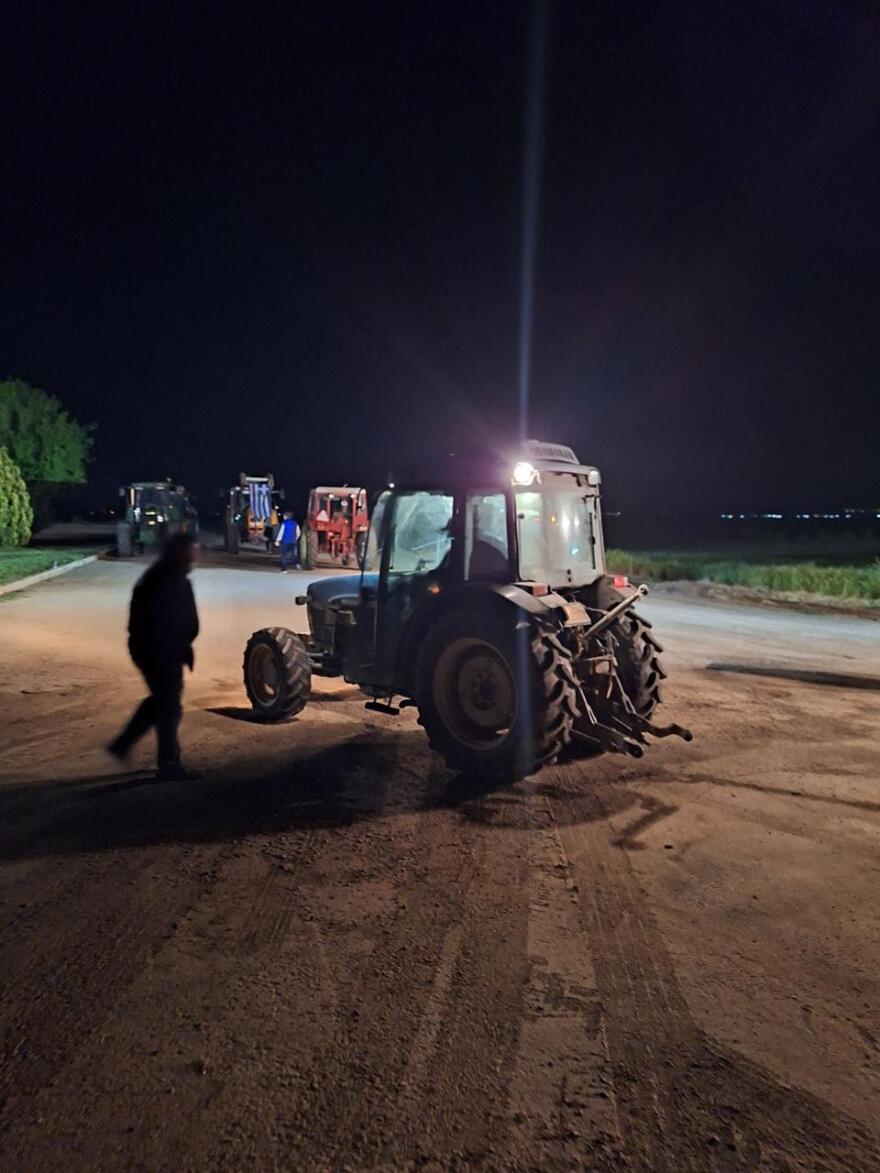 Αγρότες απέκλεισαν με μηχανήματα το μνημείο της εξέγερσης στο Κιλελέρ
