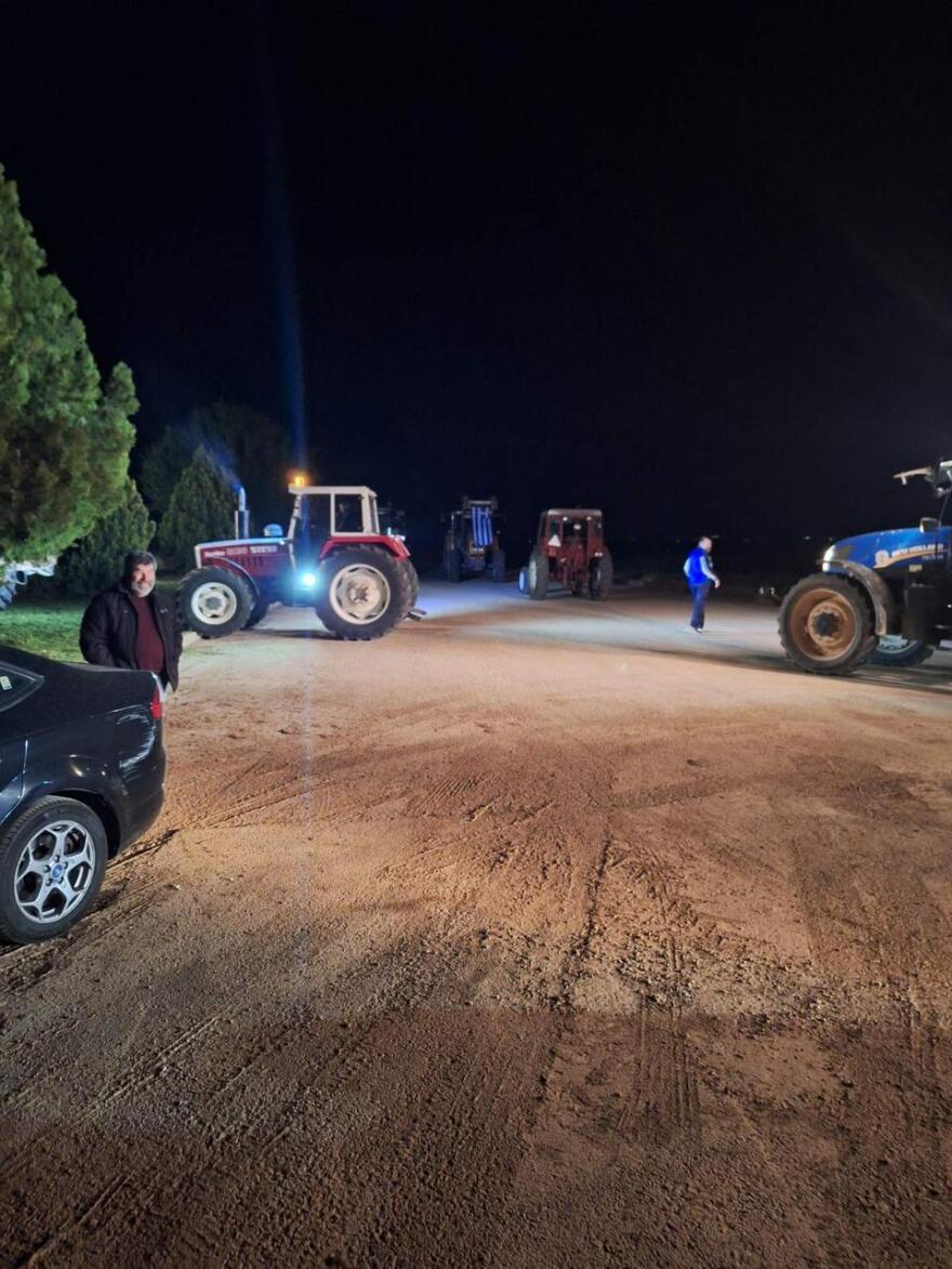 Αγρότες απέκλεισαν με μηχανήματα το μνημείο της εξέγερσης στο Κιλελέρ