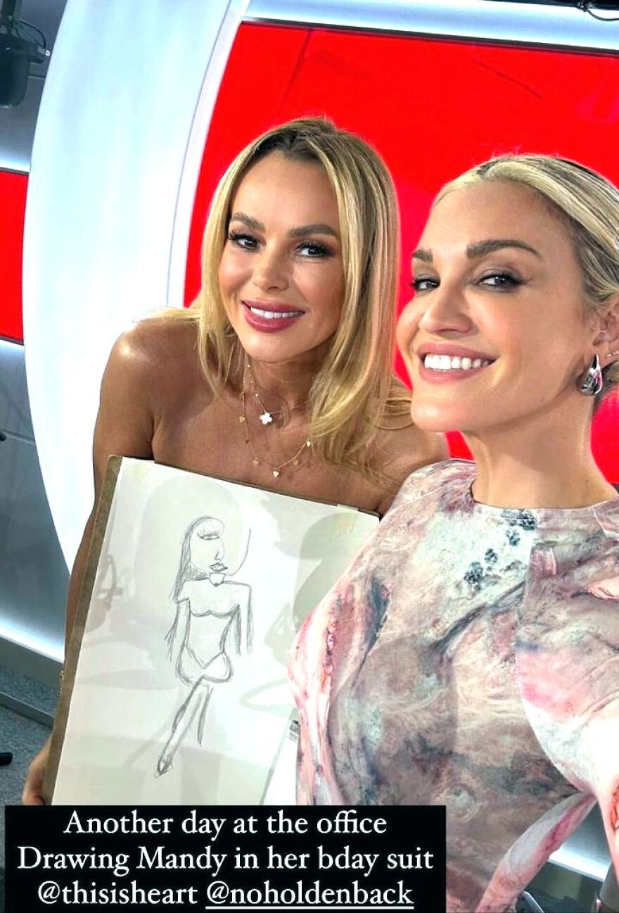 Αμάντα Χόλντεν: Έβγαλε όλα της τα ρούχα σε ραδιοφωνική εκπομπή