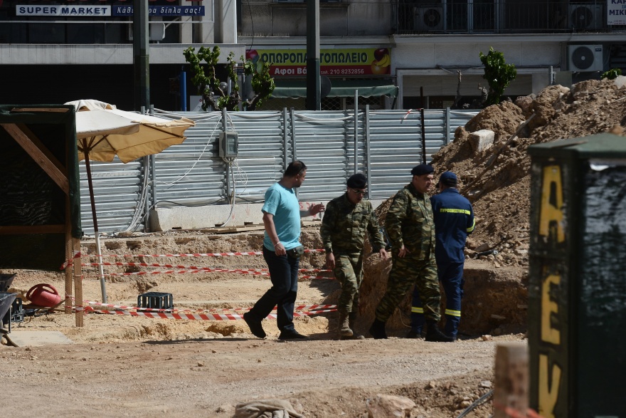 Φωτογραφίες και βίντεο: Βρέθηκε οβίδα του Β' Παγκοσμίου Πολέμου κοντά στην πλατεία Κυψέλης