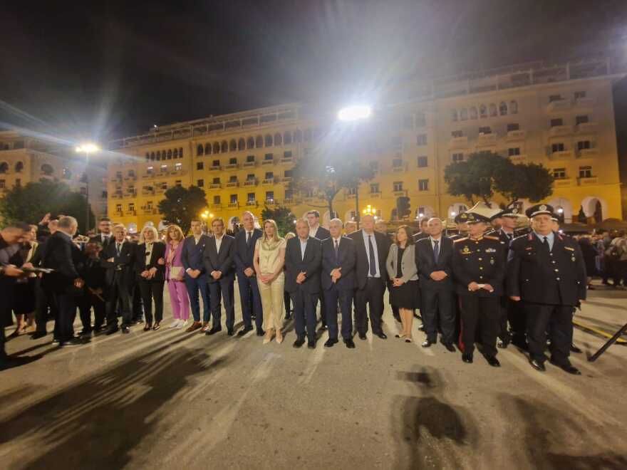 Θεσσαλονίκη: Σε κλίμα κατάνυξης η περιφορά του Επιταφίου από τη Μητρόπολη - Πέντε Επιτάφιοι ενώθηκαν στην Αριστοτέλους