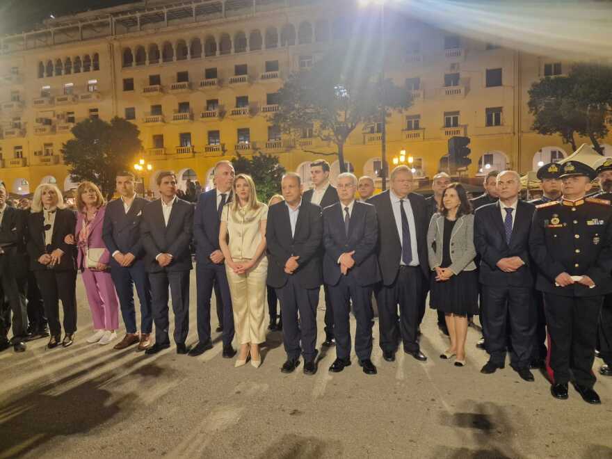 Θεσσαλονίκη: Σε κλίμα κατάνυξης η περιφορά του Επιταφίου από τη Μητρόπολη - Πέντε Επιτάφιοι ενώθηκαν στην Αριστοτέλους