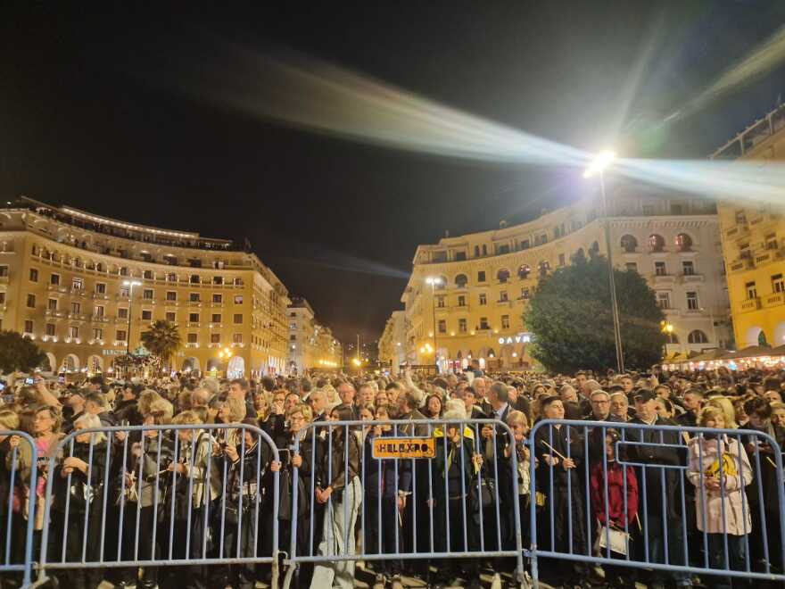 Θεσσαλονίκη: Σε κλίμα κατάνυξης η περιφορά του Επιταφίου από τη Μητρόπολη - Πέντε Επιτάφιοι ενώθηκαν στην Αριστοτέλους