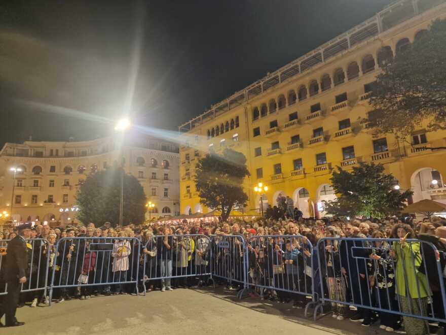 Θεσσαλονίκη: Σε κλίμα κατάνυξης η περιφορά του Επιταφίου από τη Μητρόπολη - Πέντε Επιτάφιοι ενώθηκαν στην Αριστοτέλους
