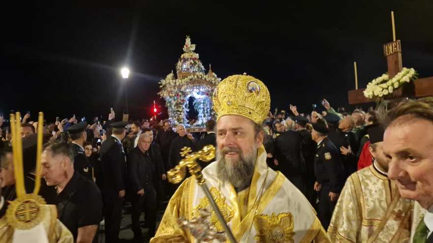 Θεσσαλονίκη: Σε κλίμα κατάνυξης η περιφορά του Επιταφίου από τη Μητρόπολη - Πέντε Επιτάφιοι ενώθηκαν στην Αριστοτέλους