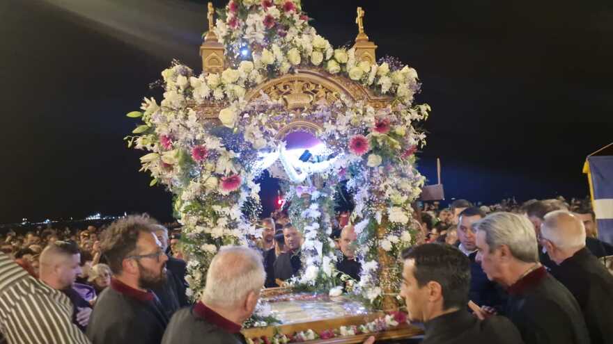 Θεσσαλονίκη: Σε κλίμα κατάνυξης η περιφορά του Επιταφίου από τη Μητρόπολη - Πέντε Επιτάφιοι ενώθηκαν στην Αριστοτέλους