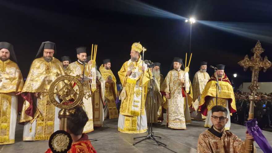 Θεσσαλονίκη: Σε κλίμα κατάνυξης η περιφορά του Επιταφίου από τη Μητρόπολη - Πέντε Επιτάφιοι ενώθηκαν στην Αριστοτέλους