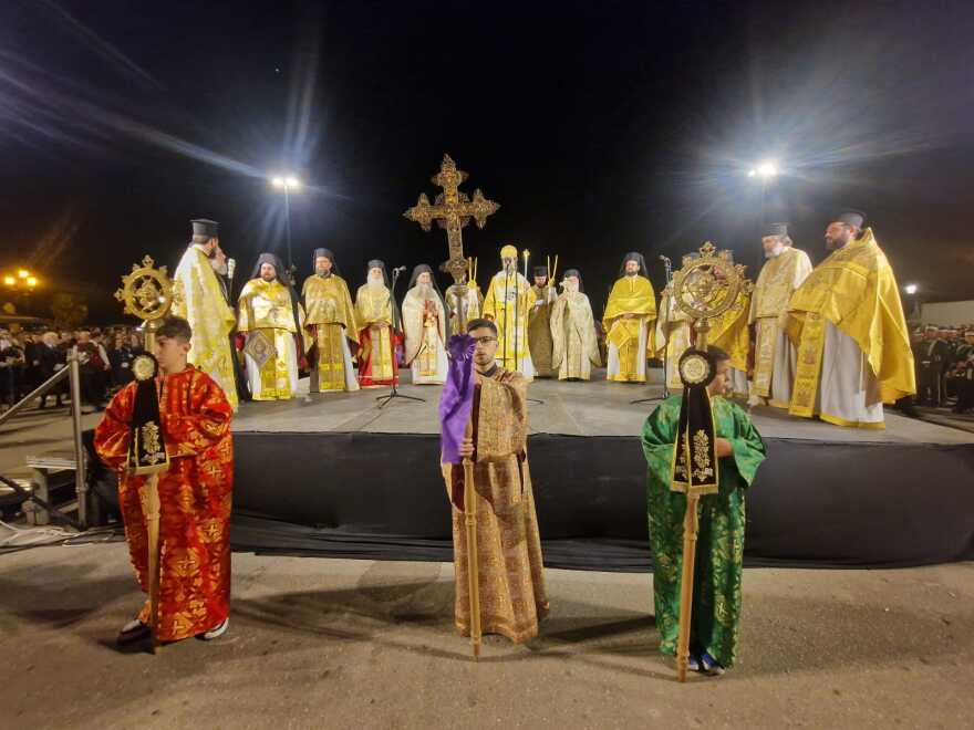 Θεσσαλονίκη: Σε κλίμα κατάνυξης η περιφορά του Επιταφίου από τη Μητρόπολη - Πέντε Επιτάφιοι ενώθηκαν στην Αριστοτέλους