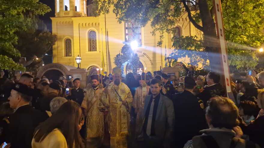 Θεσσαλονίκη: Σε κλίμα κατάνυξης η περιφορά του Επιταφίου από τη Μητρόπολη - Πέντε Επιτάφιοι ενώθηκαν στην Αριστοτέλους