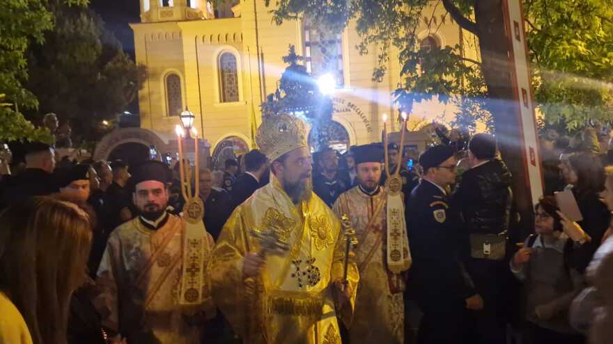 Θεσσαλονίκη: Σε κλίμα κατάνυξης η περιφορά του Επιταφίου από τη Μητρόπολη - Πέντε Επιτάφιοι ενώθηκαν στην Αριστοτέλους